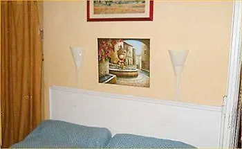 Hotel Le Petit Trianon Paris