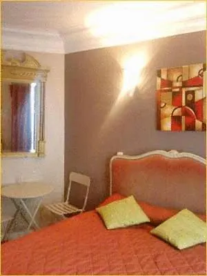 Hotel Le Petit Trianon Paris 2*,  France
